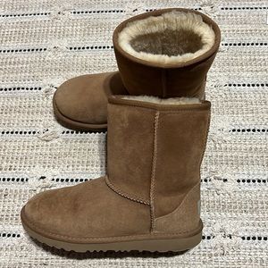 Classic Chestnut Uggs Size Kids 5/ Women’s 7